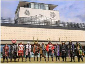 列車運行を盛り上げる「古戦場おもてなし武将隊　関ケ原組」（養老鉄道提供）