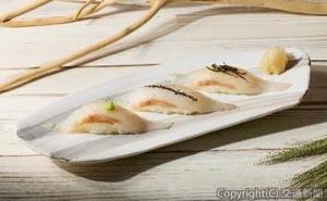 「海鮮処　寿し常」の「スズキ　食べ比べ３貫握り」＝イメージ＝（アトレ提供）