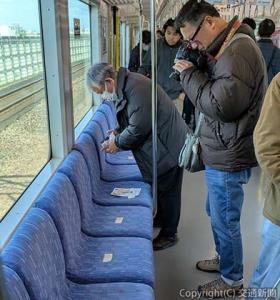 座席シートを吟味する参加者（名古屋臨海高速鉄道提供） 
