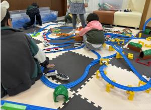 「黒部峡谷トロッコ電車　春のファミリーフェスタ」のイメージ（黒部峡谷鉄道提供）