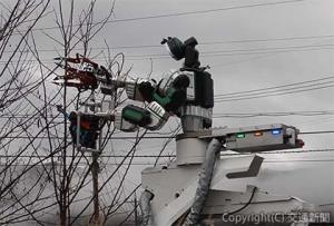 ＪＲ東日本に導入された多機能鉄道重機（ＪＲ東日本提供） 