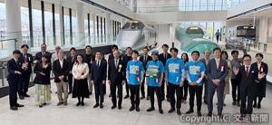 記念撮影する受賞者ら