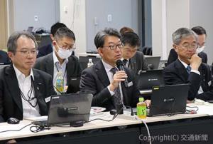 あいさつする犬飼社長（前列左から２人目）＝ＪＲ貨物提供＝