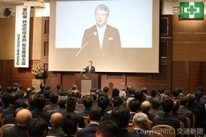 あいさつする安田社長（日本電設工業提供）