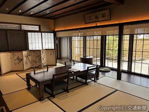 桜人の間。縁側から臨む庭は四季折々の表情を見せる