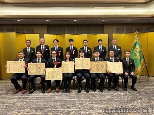 伝達式に出席した池田副社長（前列右端）と受賞者ら（ＪＲ東日本提供）