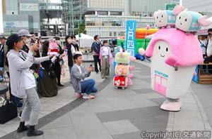 「すまいるえきちゃん・れっちゃくん」のデビュー10周年を記念したイベントで、えきちゃんが登場するグリーティングでは、多くの人が記念写真を撮影していた