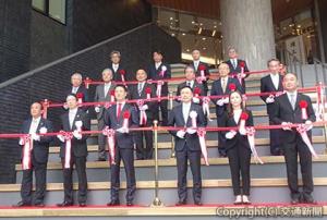 テープカットする嶋田社長（前列左から２人目）、横山市長（同３人目）ら