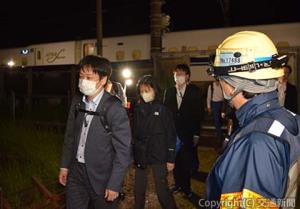 新幹線の門扉を出て最寄りの在来線駅に徒歩で向かう訓練の様子