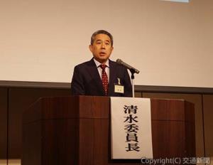 あいさつする清水委員長（日本鉄道サイバネティクス協議会提供）