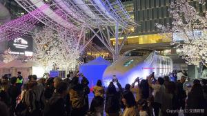 JR博多駅前広場でライトアップされる「つばめ」。幻想的な様子が多くの注目を集めた（４月10日）