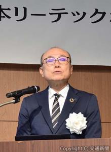 あいさつする久保社長