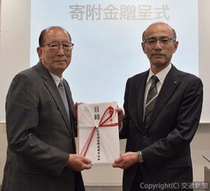 寄付金を贈呈した木村副本部長（右）と辻理事長