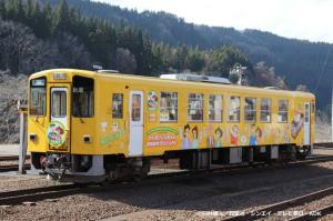 「しんちゃん」ラッピング車両の外観（秋田内陸縦貫鉄道提供）ⓒ臼井儀人/双索社·シンエイ:テレビ朝日ADK