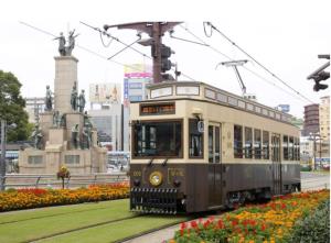 レトロ電車「かごでん」（鹿児島市交通局提供）
