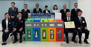 表彰式に出席した熊本部門長（前列左から２人目）、鈴木社長（同右端）、渡辺次長（同右から２人目）ら（ＪＲ東日本環境アクセス提供）