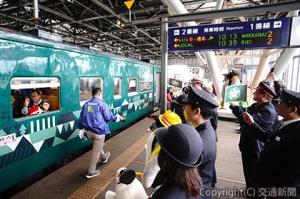 旭川駅２番ホームで駅社員や自治体関係者、ご当地キャラ「あさっぴー」らが見送りを実施
