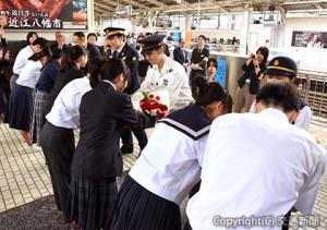 生徒代表から花束を受け取るＪＲ東海社員（右）