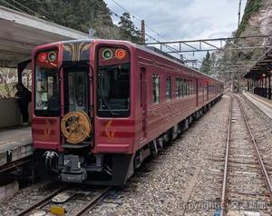 極楽橋駅ホームに停車する「ＧＲＡＮ　天空」。車体カラーは落ち着いた深紅がベース