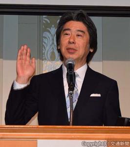 中長期経営計画の基本方針を説明する小林社長