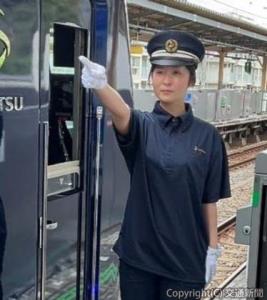 駅係員と乗務員を対象に、夏季の新たな勤務服としてポロシャツを導入（相鉄グループ提供）