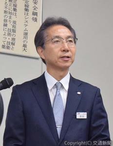 あいさつする池田社長