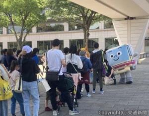 「けい太くん」とのグリーティングには長蛇の列ができ盛況を博した（京王電鉄提供）