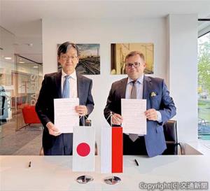 覚書を締結した黒田所長（左）とラホヴィッチ所長（ＪＲ東日本提供） 