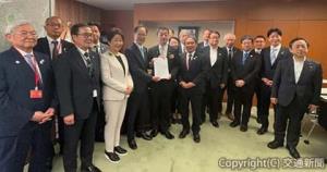 今年１月に東京都内で開催した「第１回新幹線基本計画路線全国総決起大会」の決議事項を政府関係者に手渡した（四国新幹線整備促進期成会提供） 