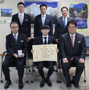 受賞した前野主任（前列中央）ら（ＪＲ東海提供） 