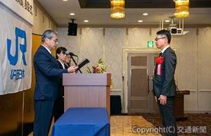 受賞者に表彰盾を手渡す倉坂社長（左）＝ＪＲ西日本提供＝