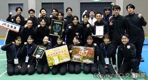 団体賞を受賞したＪＲ北海道バドミントン部（ＪＲ北海道提供）