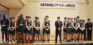 今シーズンの活躍を誓う佐藤ヘッドコーチとペッカーズの選手ら