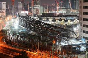 品川駅付近連続立体交差事業の八ツ山跨線線路橋の架設状況（京浜急行電鉄提供） 