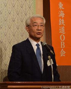 あいさつする坪内会長