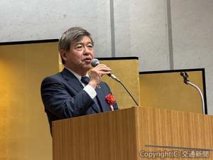 懇親会であいさつする杉山会長