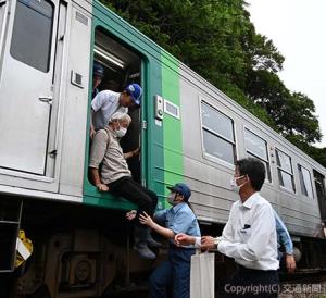 南海トラフを震源とする大地震と津波発生を想定した避難誘導訓練を行った（ＪＲ四国提供）