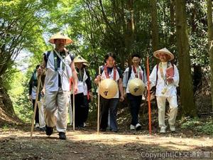 遍路道を歩く新入社員ら（ＪＲ四国提供）