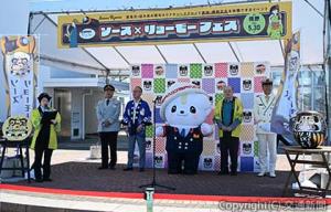オープニングに登壇した樋口支社長（右から２人目）、中山所長（右端）ら（ＪＲ高崎支社提供） 