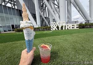 開放感あふれるテラスでスイーツやドリンクを楽しめる