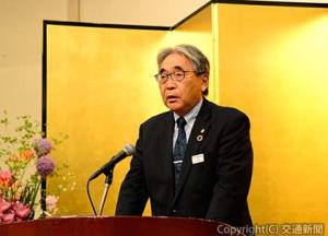 あいさつする永田理事長