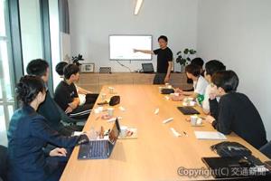 松大学経営学部髙塚ゼミナール「オルネプロジェクト」が開催され、小野順司ＪＲ四国事業開発本部副長がショッピングセンター（ＳＣ）開発の要件、高松オルネの開発秘話などを講義した