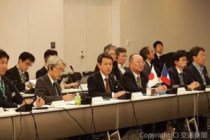 ジェネラルミーティングであいさつする池田副社長（中央）＝ＪＲ東日本提供＝