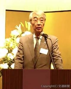 あいさつする吉江会長（西日本鉄道ＯＢ会提供） 