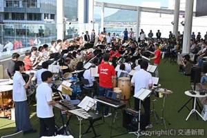 高松オルネ吹奏楽団の第２回「しおかぜコンサート」（ＪＲ四国提供） 