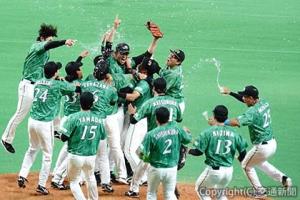 本大会出場を決めマウンドで歓喜する選手