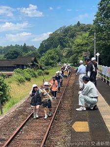 植村駅付近の線路上を歩く参加者（ＪＲ九州提供）