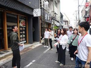 伏見町エリアでフィールドワークを行う参加者