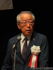 あいさつする松本本部長
