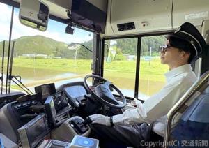 レベル４の自動運転では、運転士はハンドルに手を触れることなく走行する（ＪＲ東日本提供）